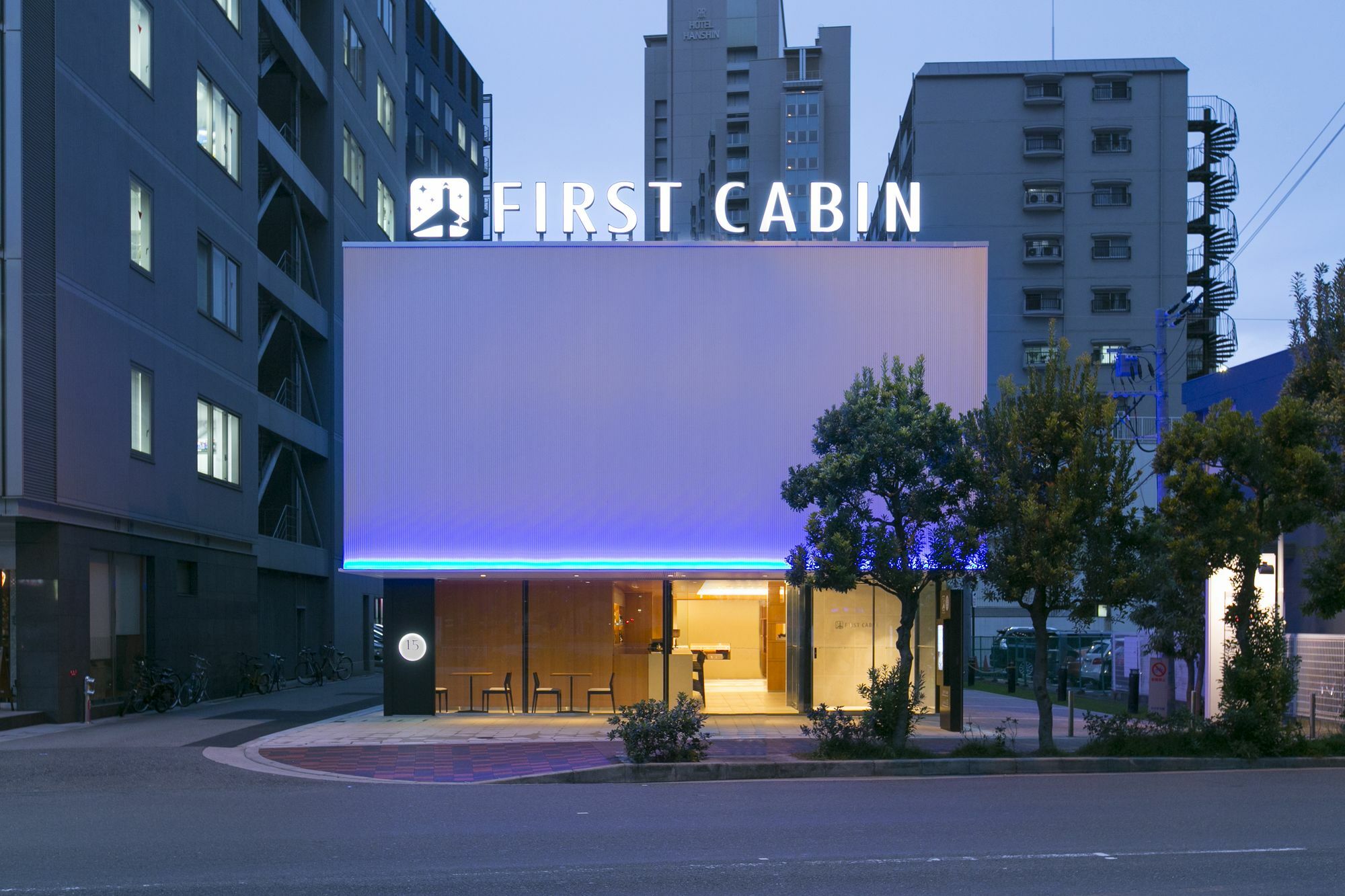First Cabin Hanshin Nishiumeda Ōsaka Extérieur photo